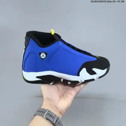 真标带半码 Air Jordan 14 Retro OG "Laney" 中帮 兰尼黑蓝 AJ14 乔丹14代 aj14 乔14 中邦 黑蓝色 乔丹篮球鞋系列 整双鞋以蓝色为主,搭配黑色、黄色点缀方案,鞋身大面积采用十分优质的蓝色皮革打造,鞋头加入了黑色麂皮材质,质感表现十分出众;鞋身侧面Air Jordan 14标志性的白色法拉利标Logo上缀以黑色Jumpman Logo,提升不少细节表现,呈现出不错的质感,表明Air Jordan 14的灵魂设计元素.鞋头迷你Jumpman Logo以黄色呈现,使鞋身更为醒目;后跟Jumpman Logo下硕大的23字样辅以白色点缀,彰显了鞋履尊贵身份;硕大的碳板搭配中底分离式Air Zoom缓震科技,最后以白色TPU包裹着白色中底搭配黑色橡胶外底及黄色Jhumpman Logos完善整体设计收尾. 货号:487471-407(2023.05.27发售) HL001500520 B
